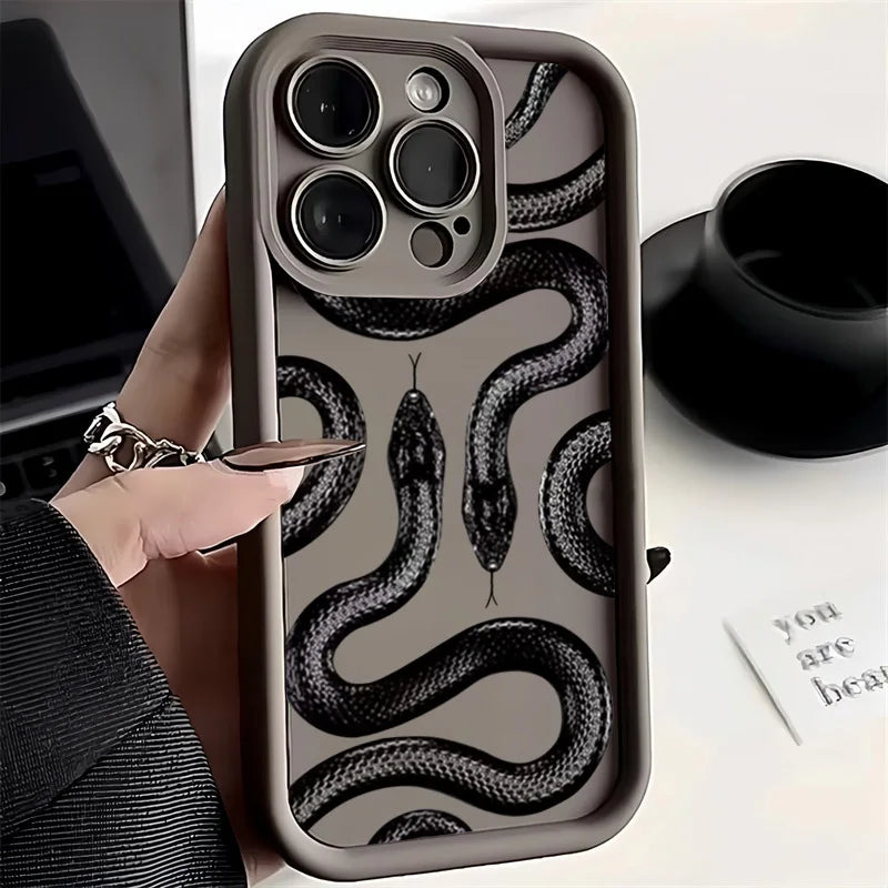Case iPhone Estampa de Cobra Preta em Silicone Anti-Impacto