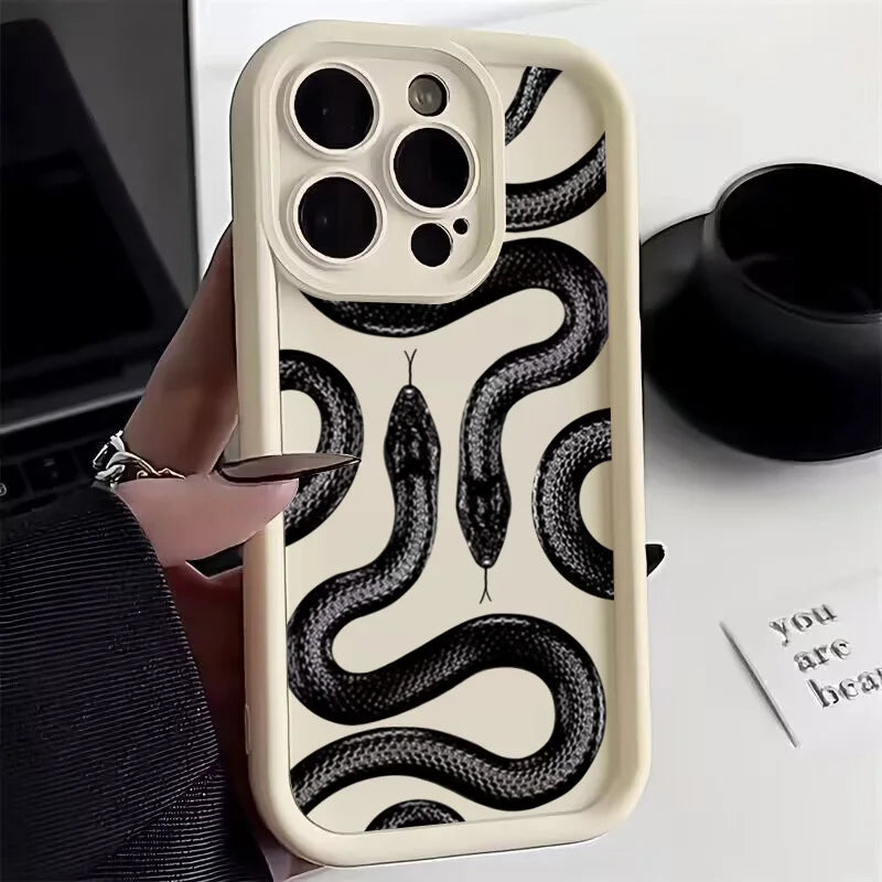 Case iPhone Estampa de Cobra Preta em Silicone Anti-Impacto