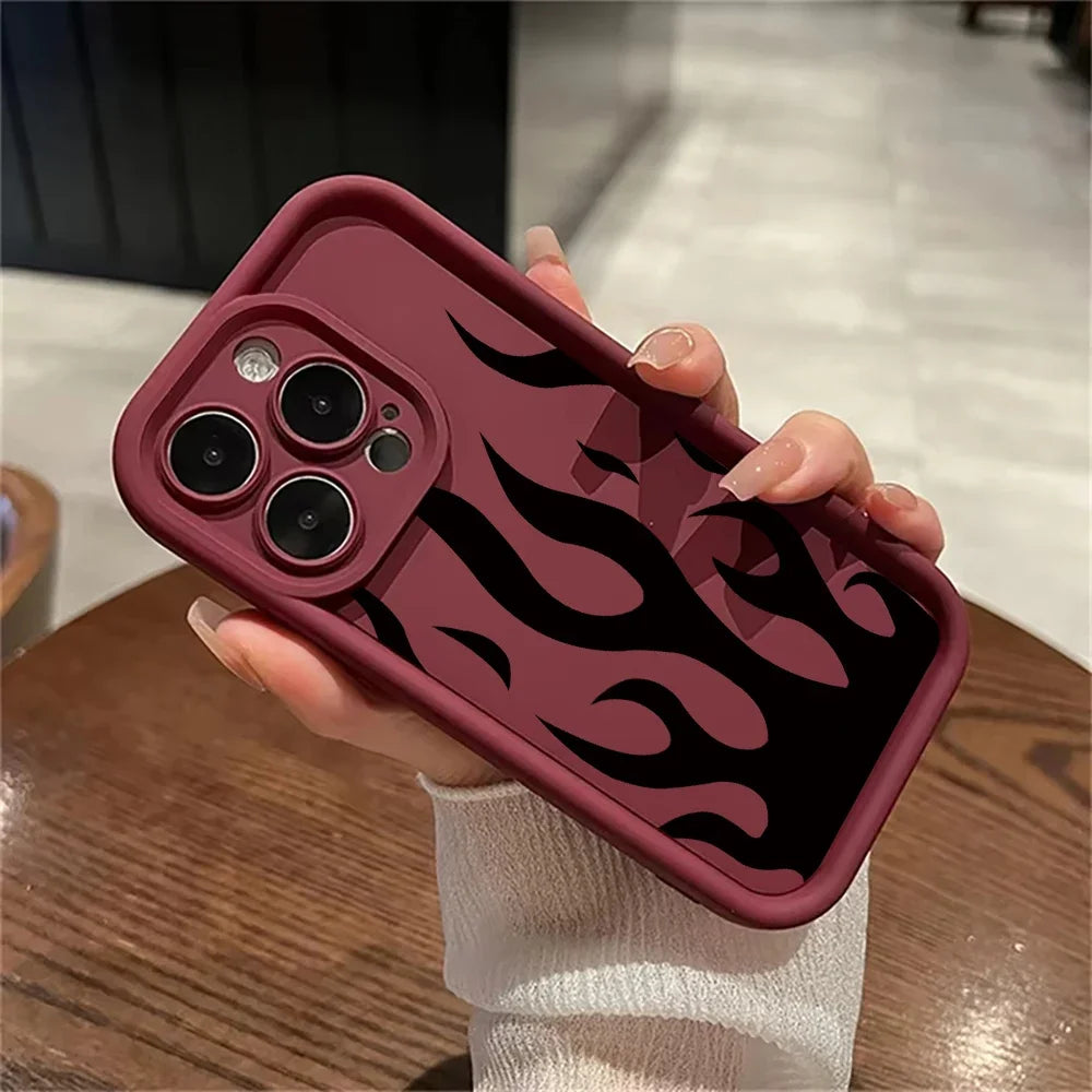 Case iPhone Estampa de Chamas em Silicone com Proteção de Lente