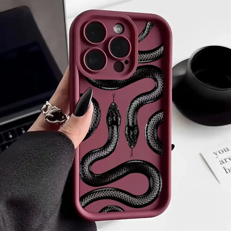 Case iPhone Estampa de Cobra Preta em Silicone Anti-Impacto