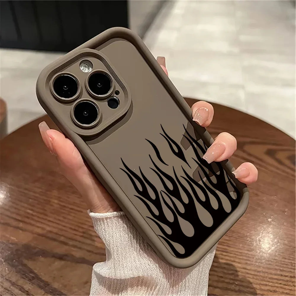 Case iPhone Estampa de Chamas em Silicone com Proteção de Lente