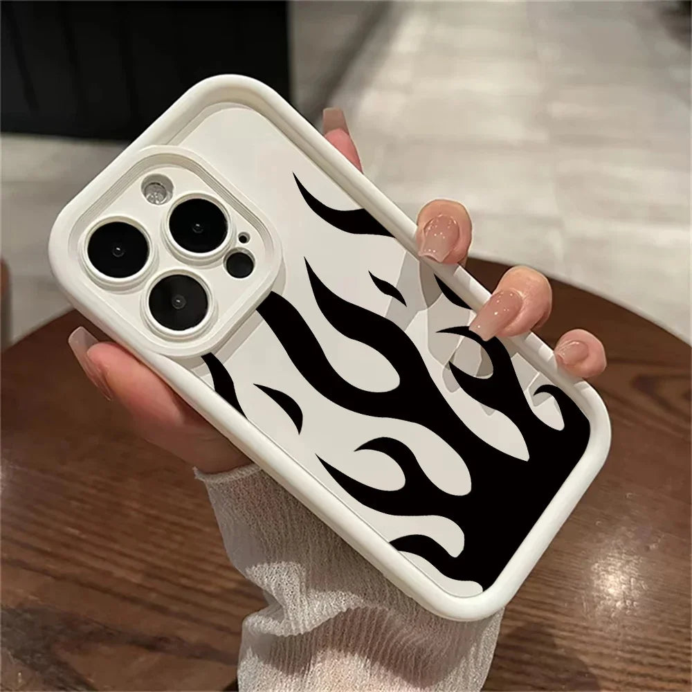 Case iPhone Estampa de Chamas em Silicone com Proteção de Lente