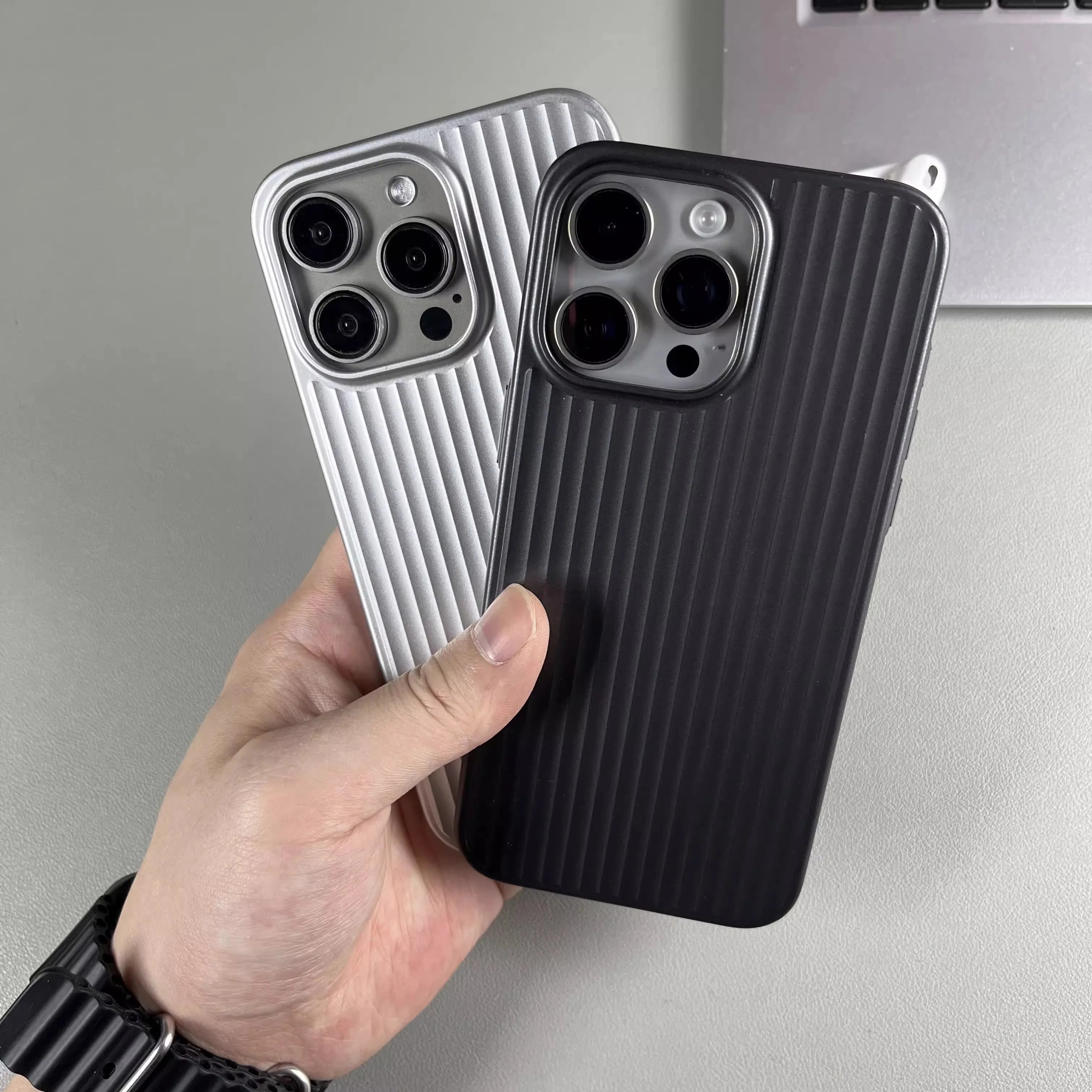 Case iPhone Titânio Listrado Anti-Impacto