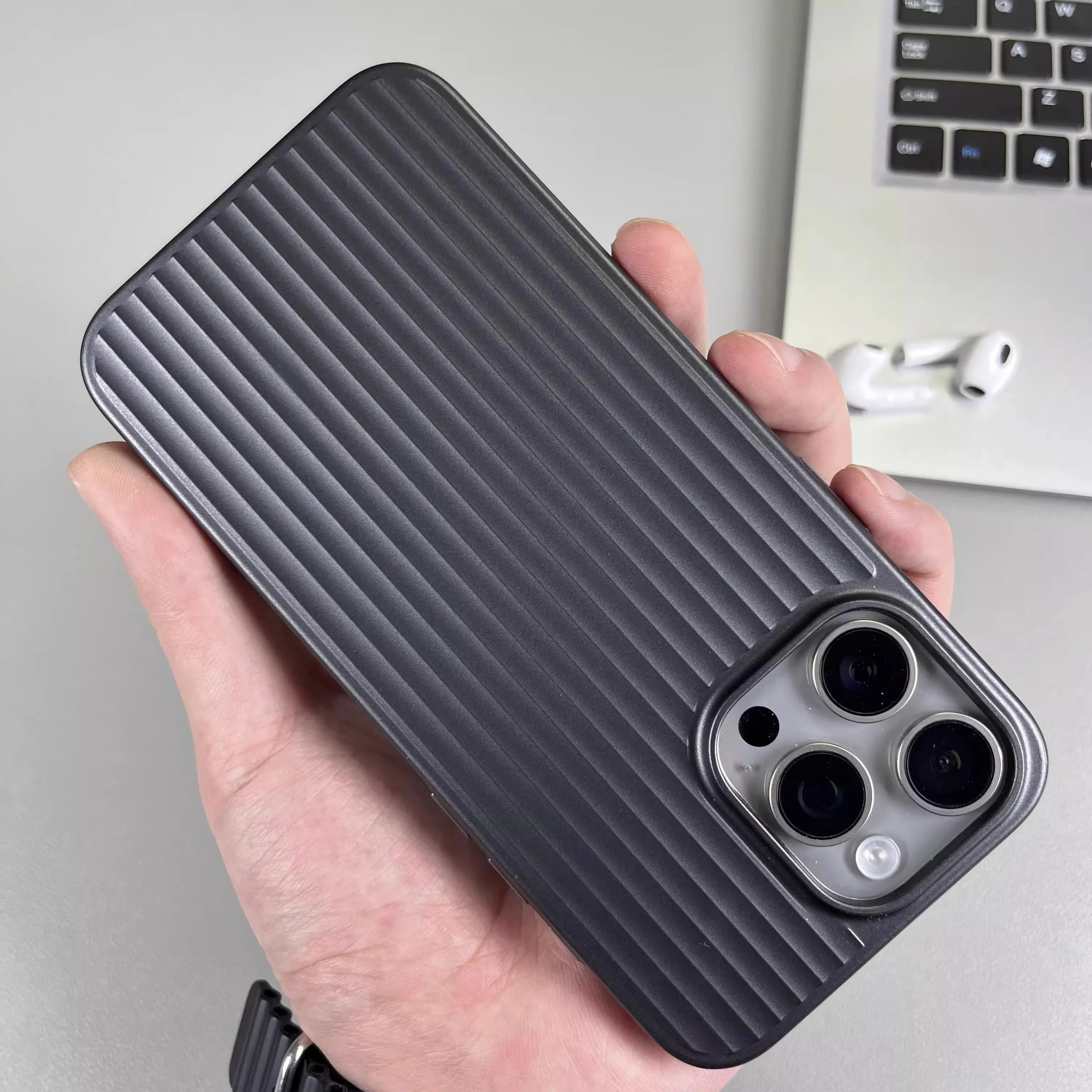 Case iPhone Titânio Listrado Anti-Impacto