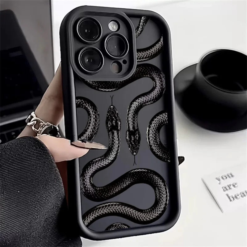 Case iPhone Estampa de Cobra Preta em Silicone Anti-Impacto